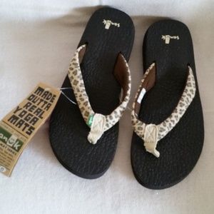 SANUK women's yoga mat flipflops Wildlife sz 6 NWT